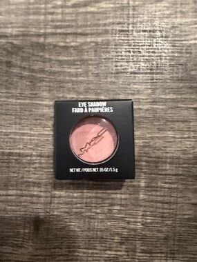 MAC Cosmetics Single Eyeshadow - Girlie Satin